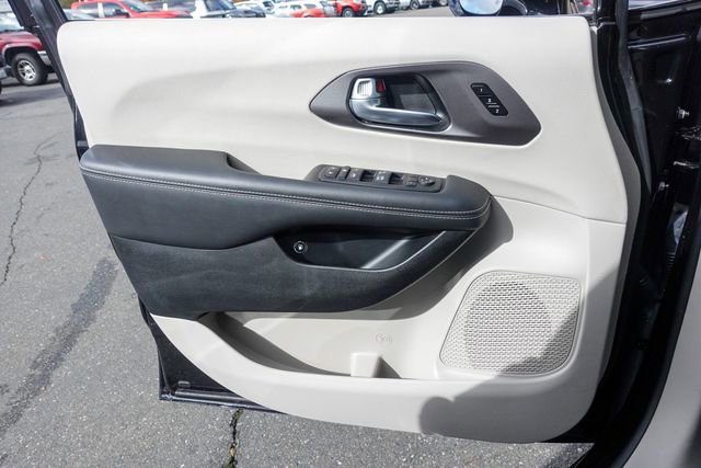 Used 2024 Chrysler Pacifica Select image 22