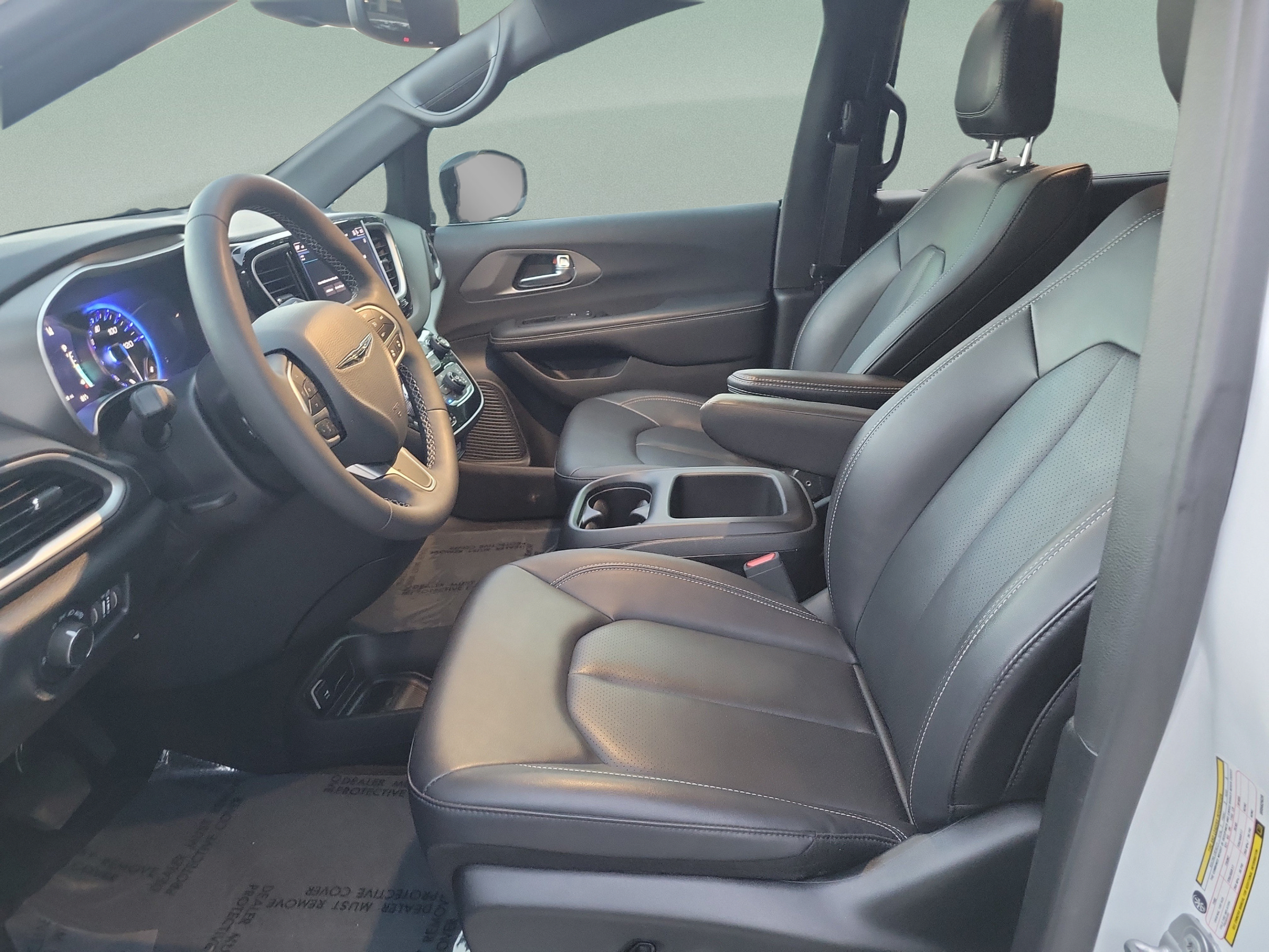 Used 2025 Chrysler Voyager LX FWD image 15