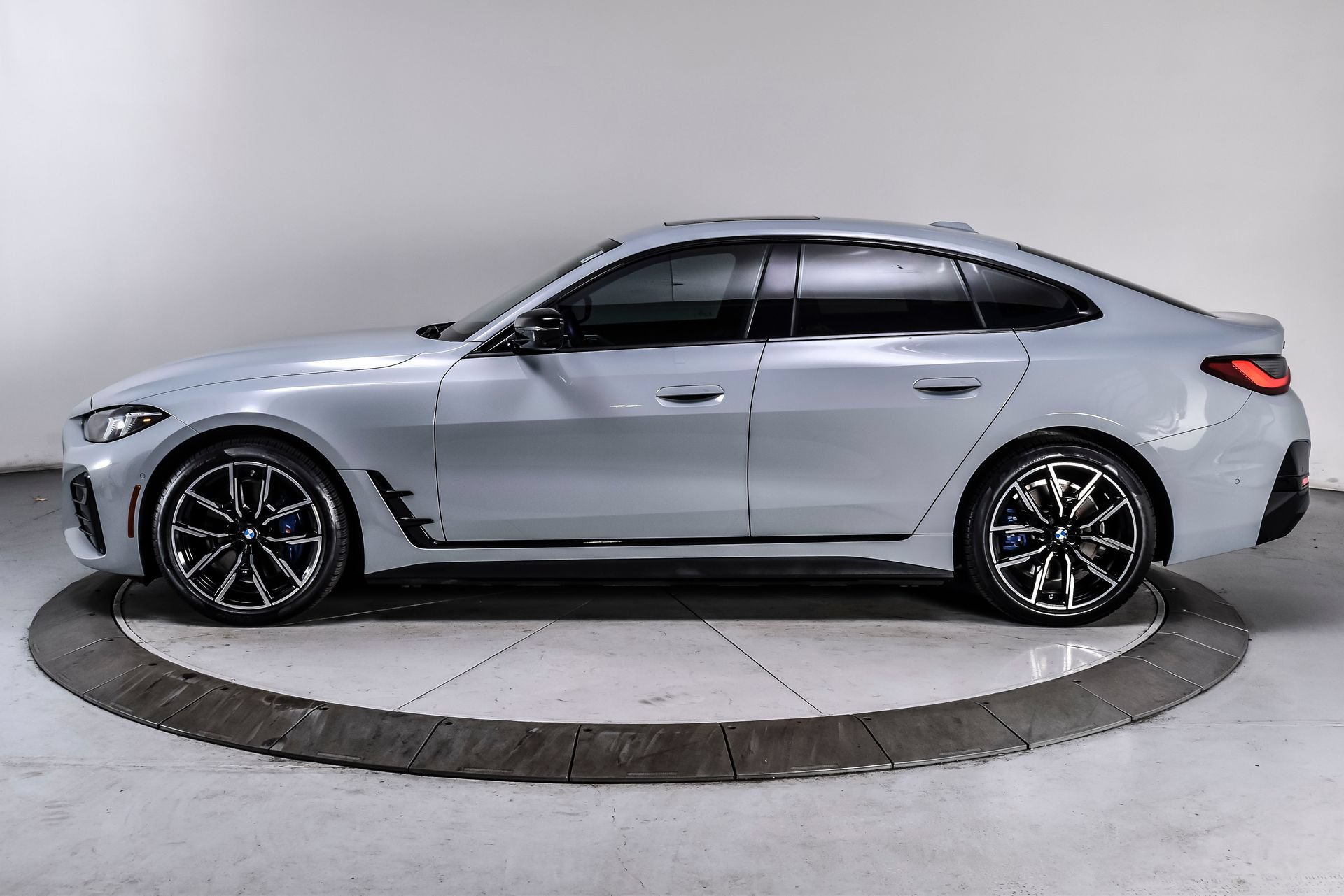 Used 2025 BMW i4 xDrive40i w/ M Sport Package AWD/4WD image 3