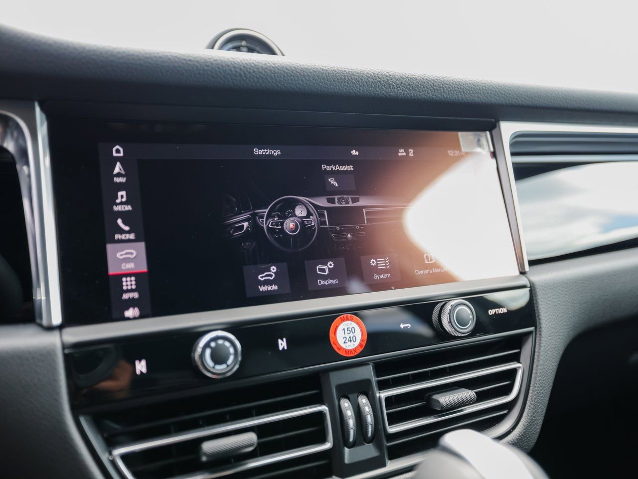 Certified 2025 Porsche Macan image 18