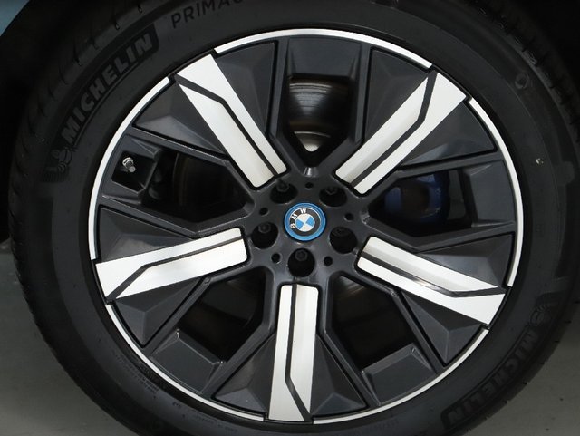 Used 2024 BMW iX xDrive50 w/ Premium Package AWD/4WD image 13