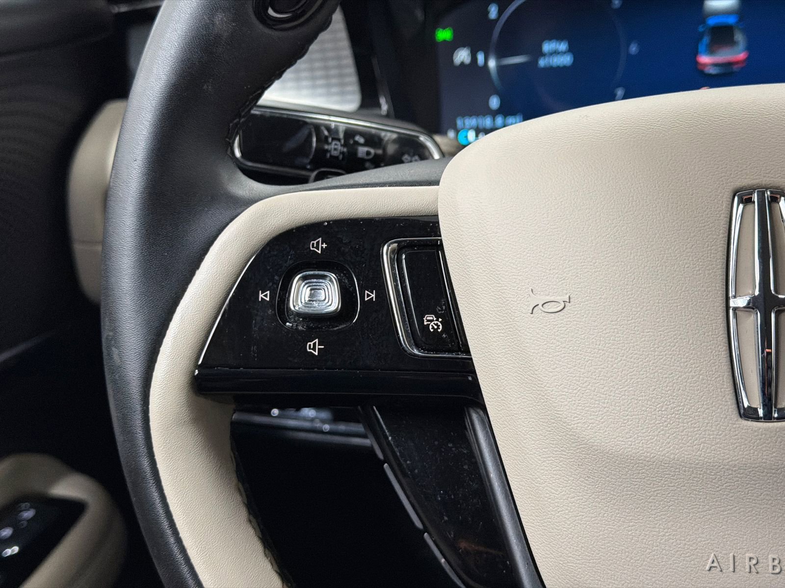 Certified 2025 Lincoln Corsair AWD image 23