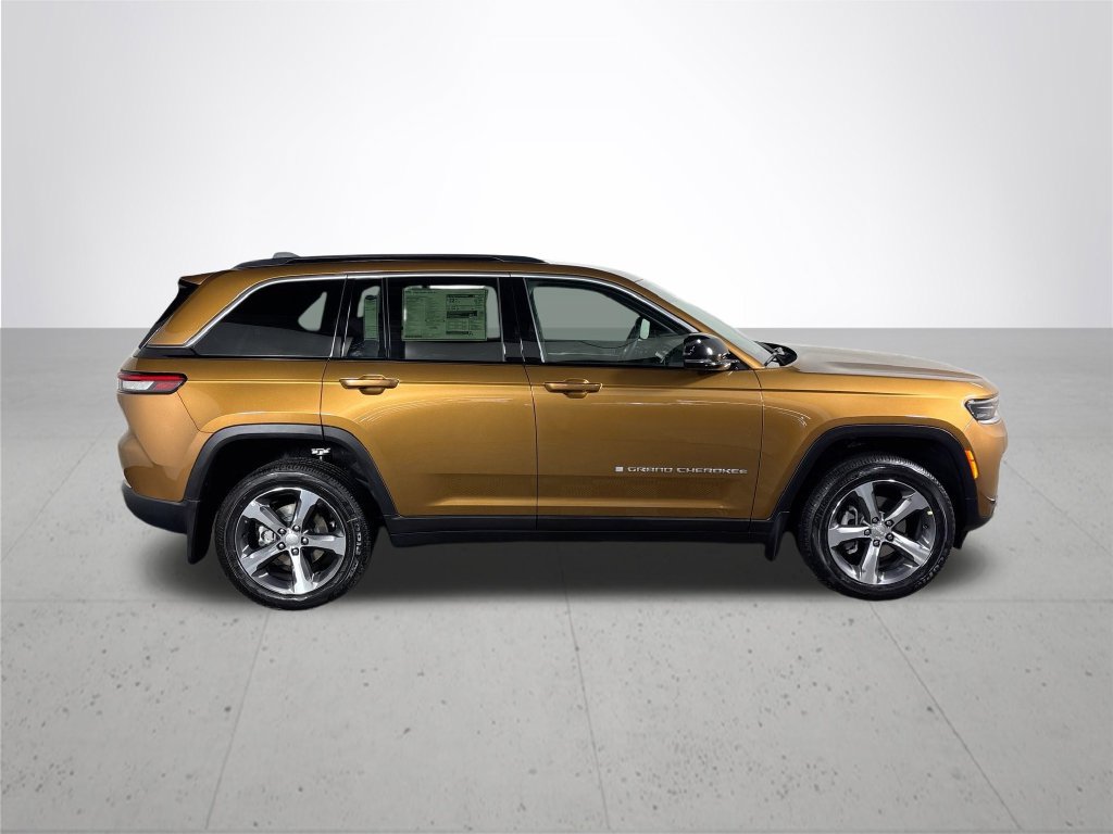 New 2026 Jeep Grand Cherokee Limited w/ MOPAR Finishing Package AWD/4WD image 5
