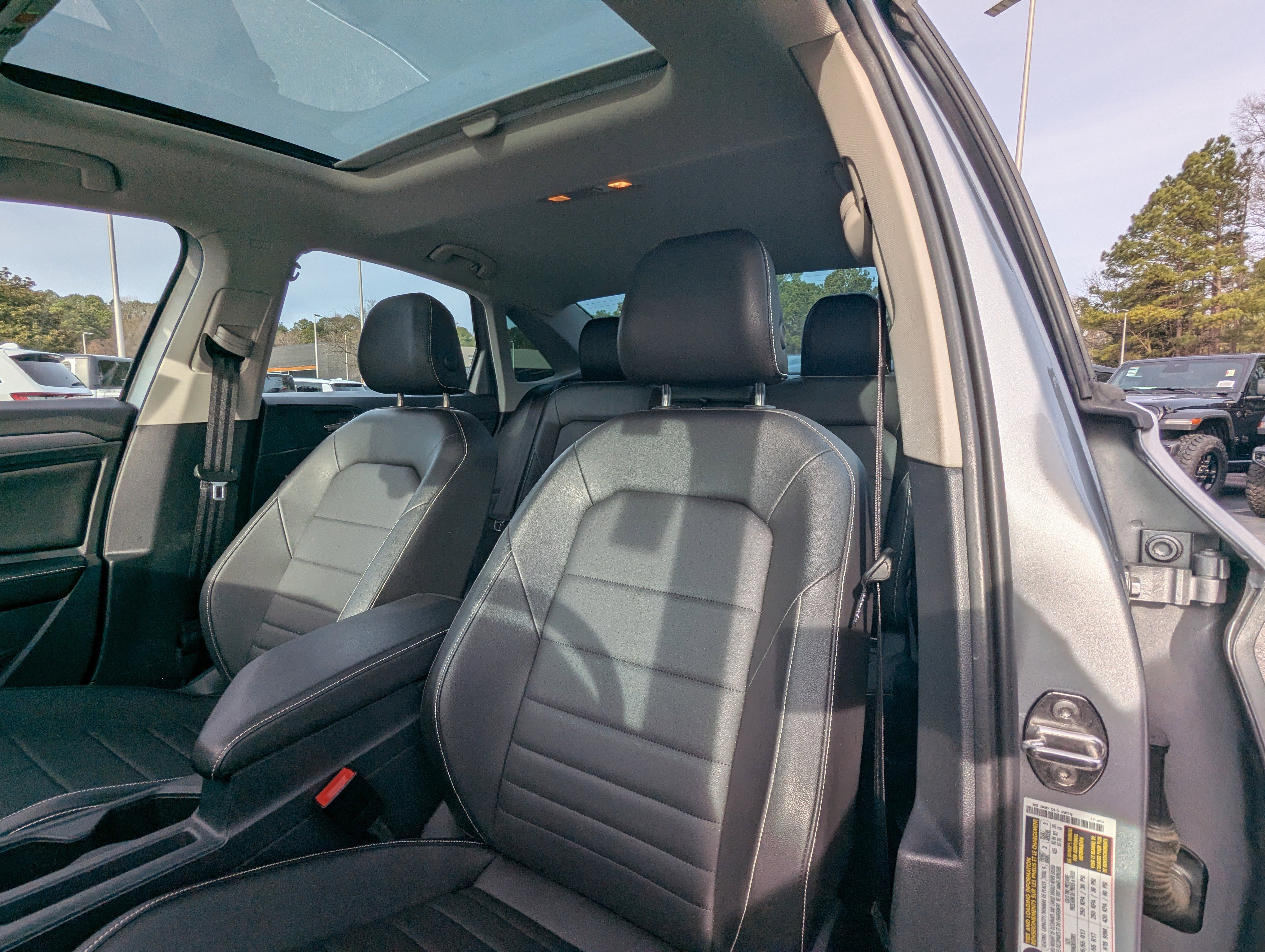 Used 2023 Volkswagen Jetta SE w/ Panoramic Sunroof Package image 9