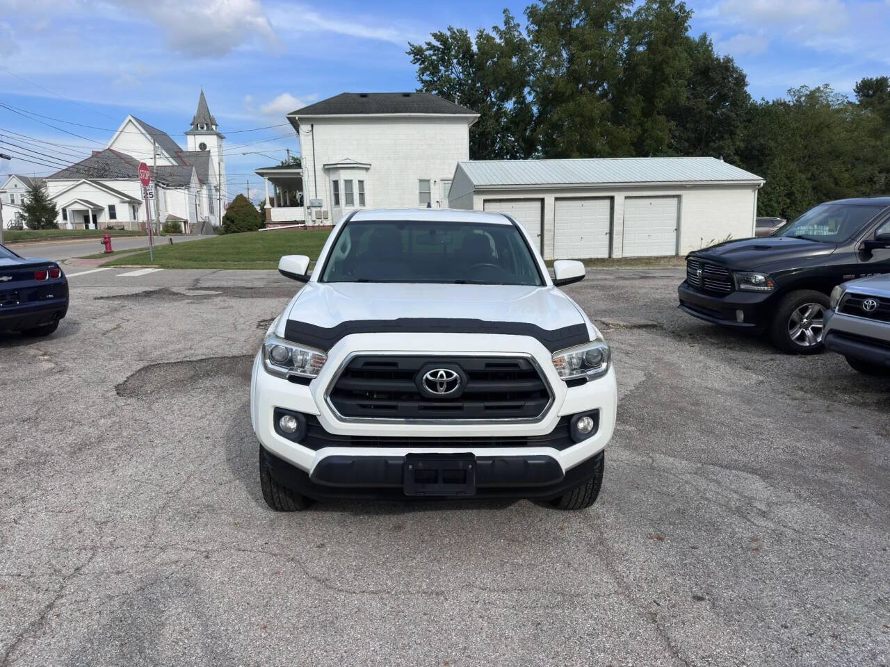 Used 2017 Toyota Tacoma SR5 w/ Tow Package AWD/4WD image 2