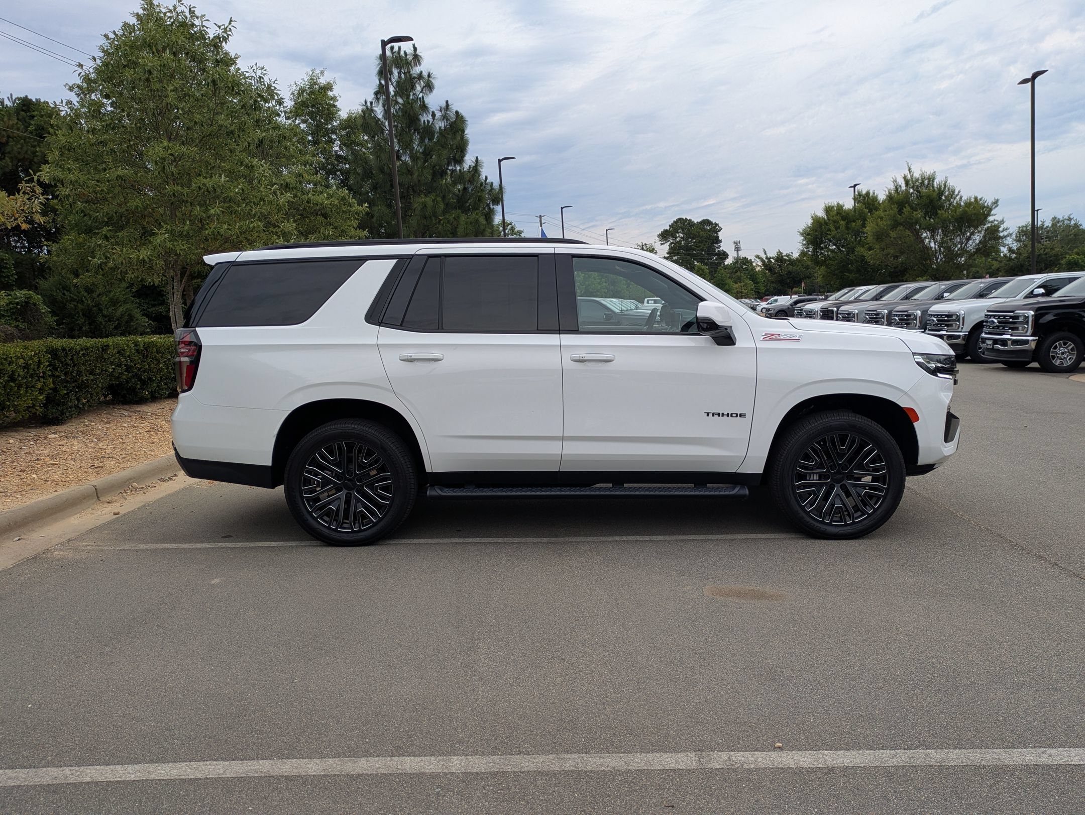 Used 2023 Chevrolet Tahoe Z71 w/ Luxury Package AWD/4WD image 3