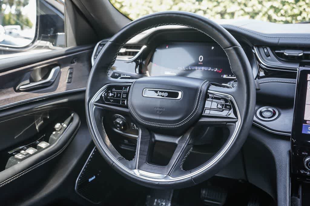 Used 2022 Jeep Grand Cherokee Overland w/ Luxury Tech Group IV AWD/4WD image 15