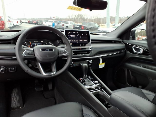 New 2026 Jeep Compass Latitude image 11