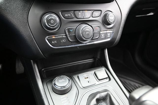 Used 2020 Jeep Cherokee Latitude Plus w/ Cold Weather Group AWD/4WD image 43
