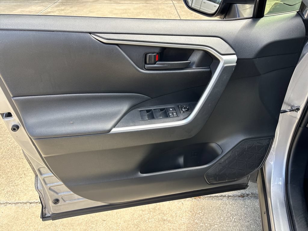 Used 2020 Toyota RAV4 LE FWD image 15