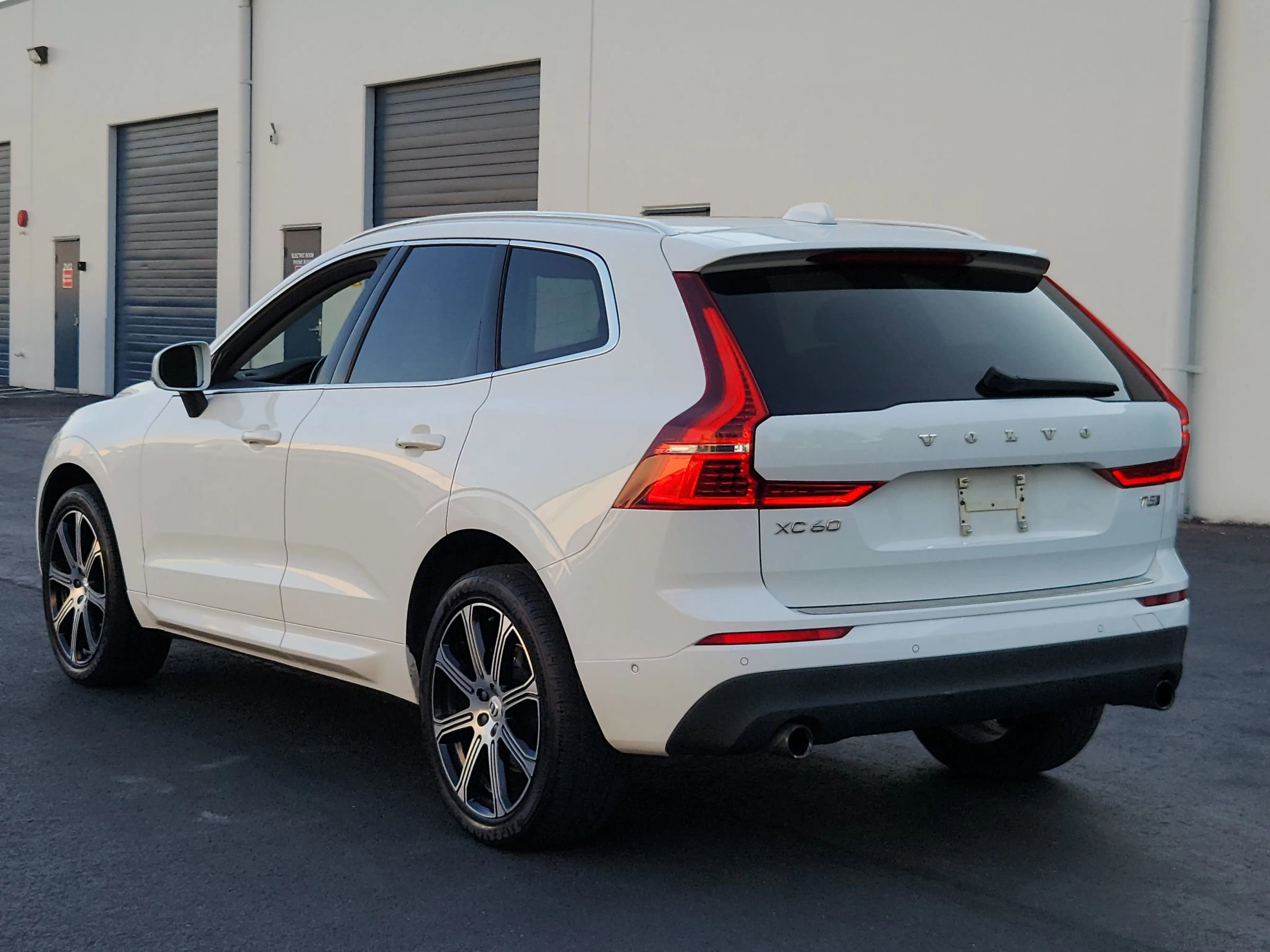 Used 2019 Volvo XC60 T5 Momentum w/ Multimedia Package image 3