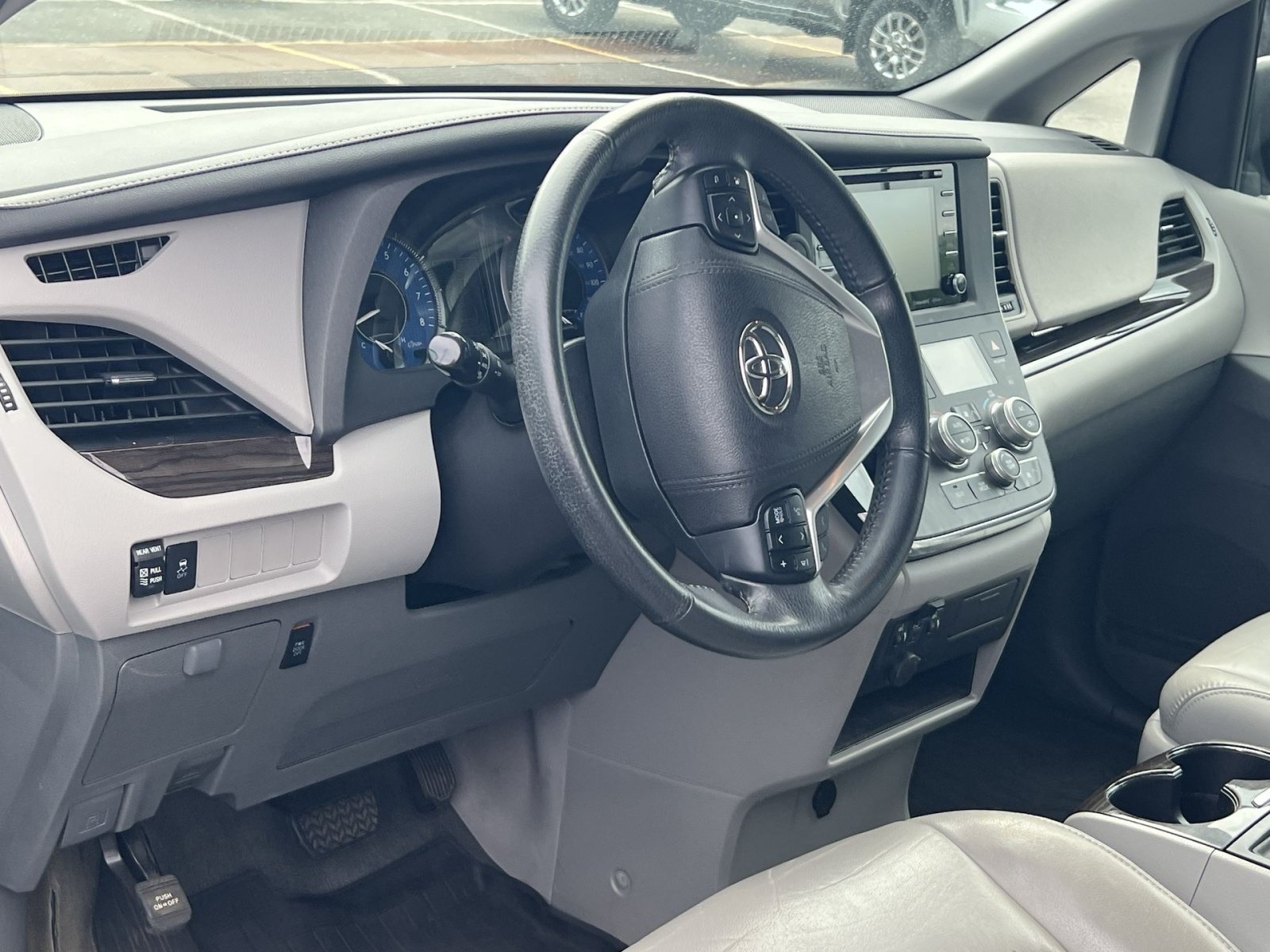 Used 2018 Toyota Sienna XLE FWD image 14