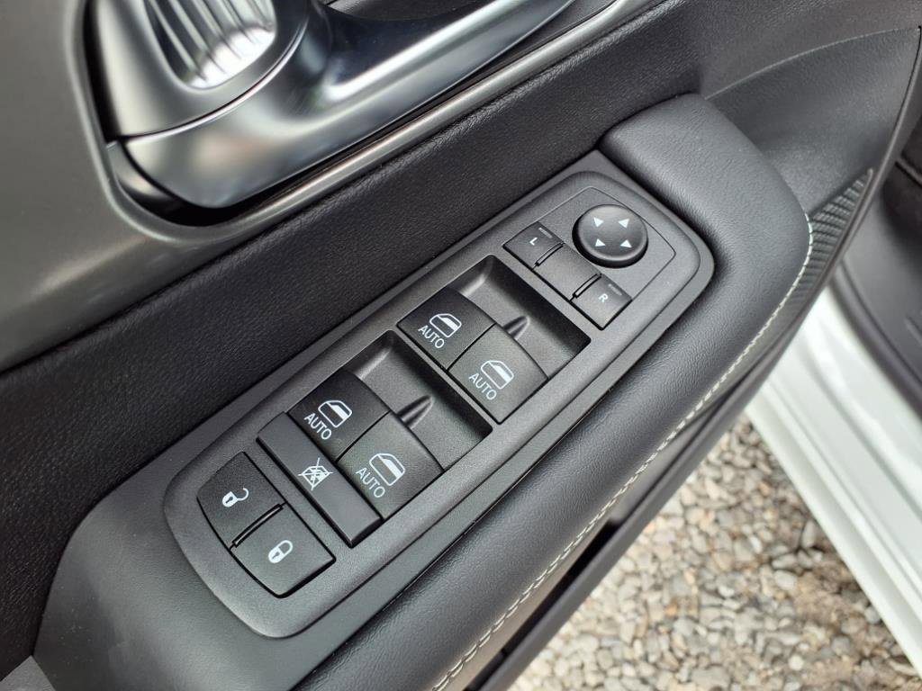 New 2025 Chrysler Pacifica Select image 26