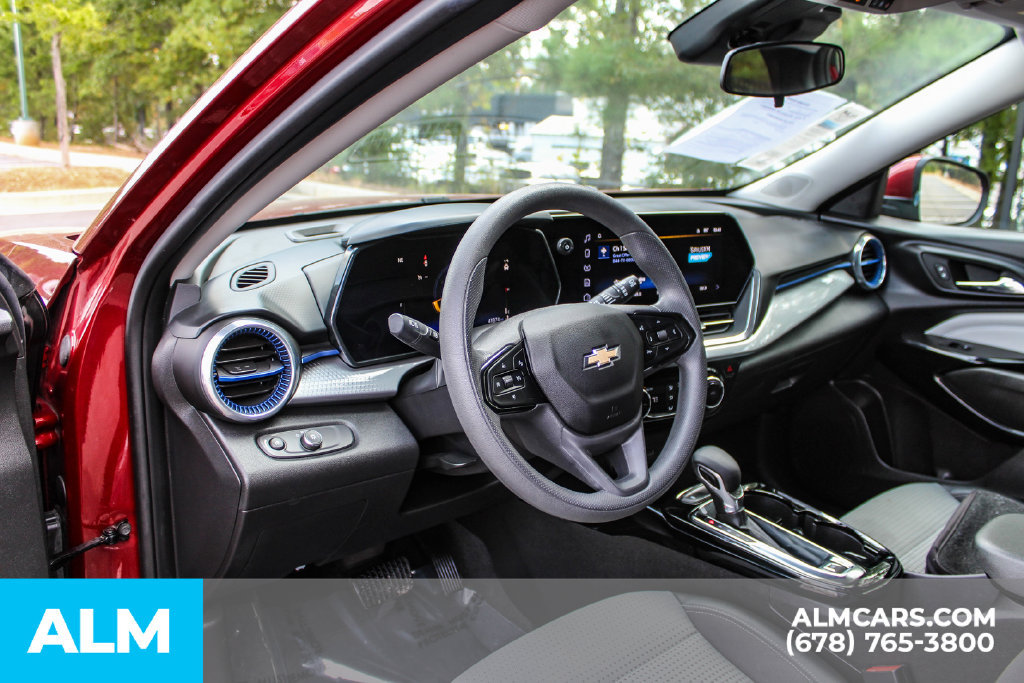 Used 2025 Chevrolet Trax LT FWD image 22