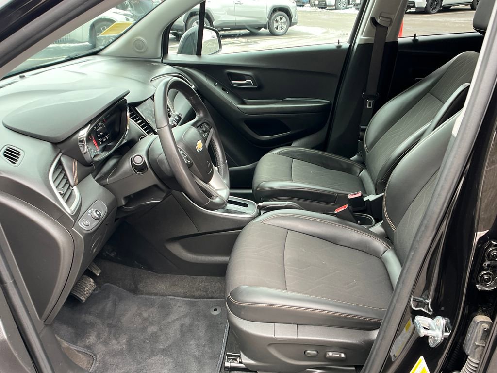 Used 2022 Chevrolet Trax LT w/ LT Convenience Package image 9