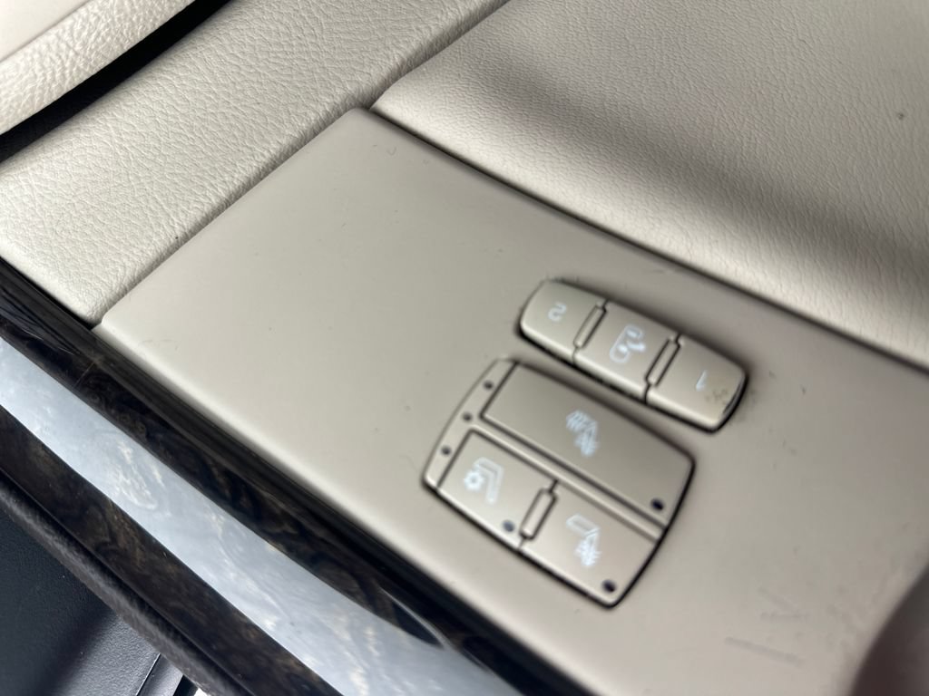 Used 2008 Cadillac DTS w/ Sun And Sound Package FWD image 33