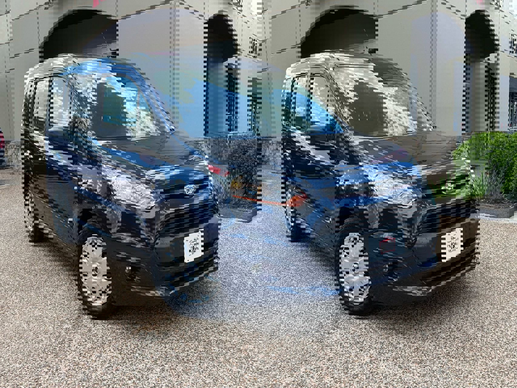 Used 2016 Ford Transit Connect XLT image 1