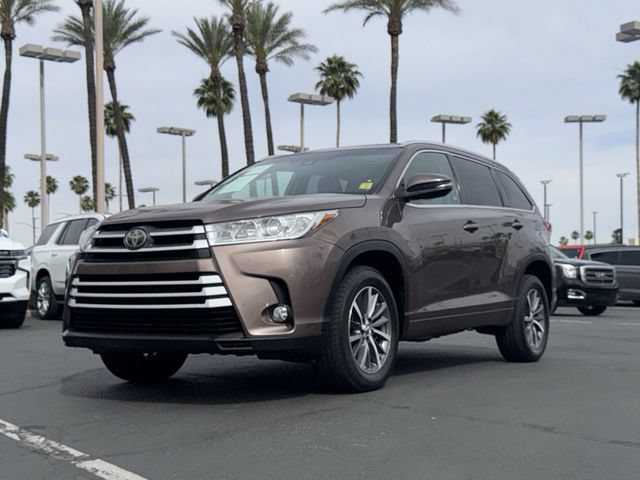 Used 2018 Toyota Highlander XLE FWD image 1