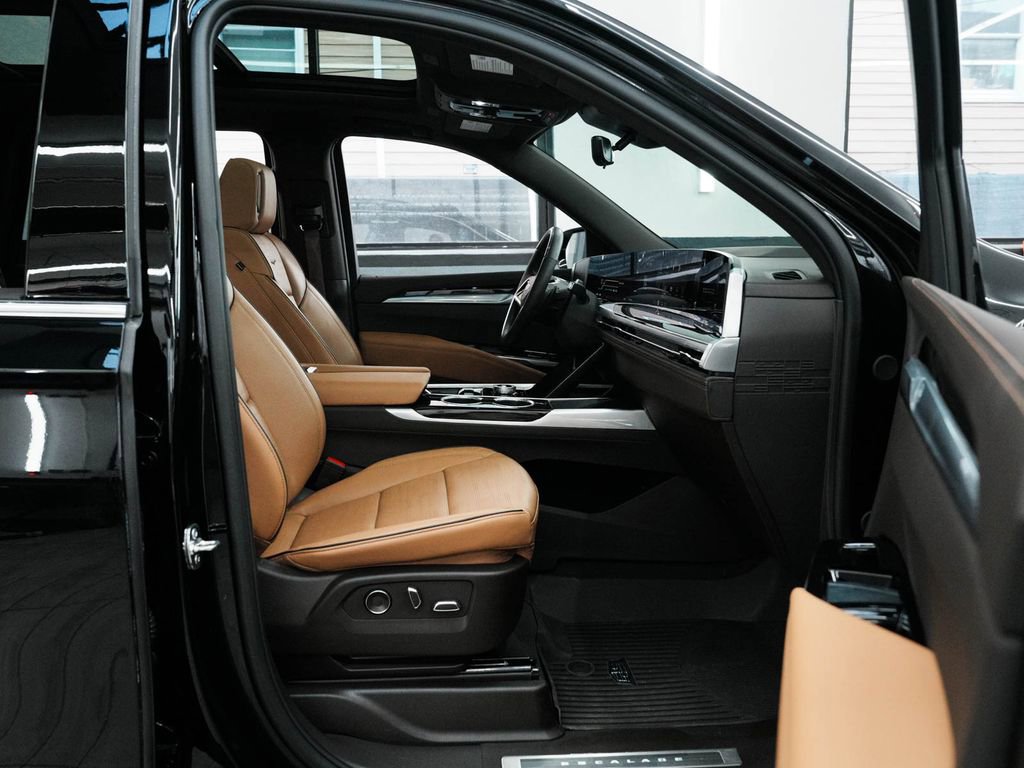 Used 2025 Cadillac Escalade Premium Luxury w/ LPO, Floor Liner Package AWD/4WD image 39