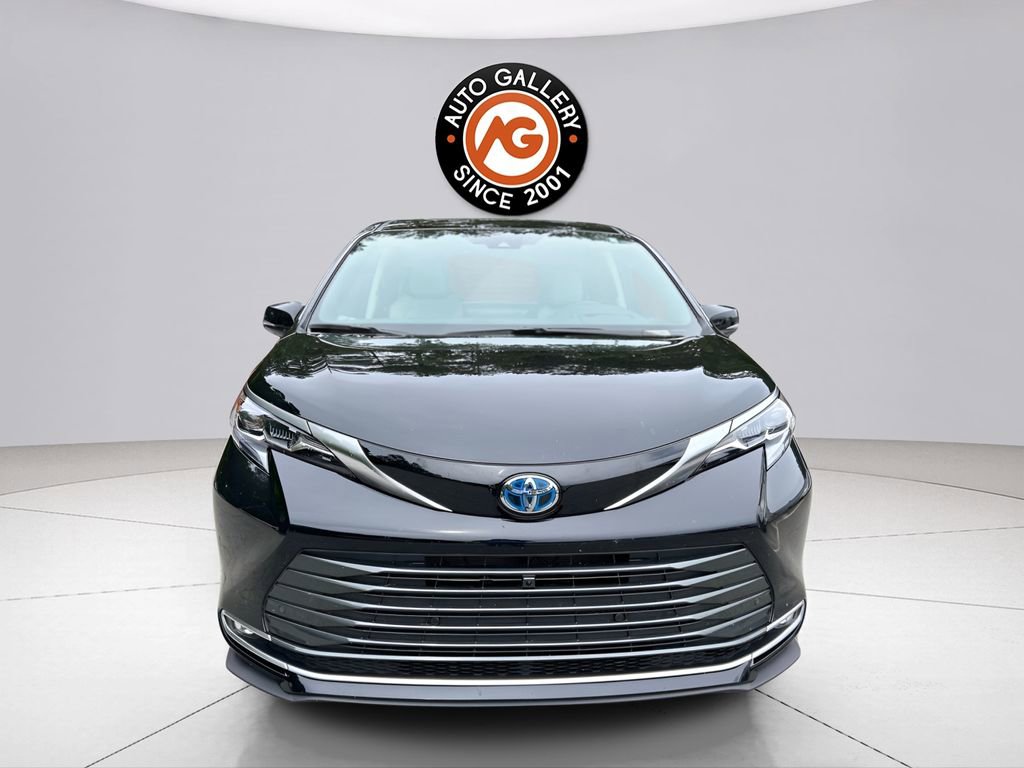 Used 2025 Toyota Sienna Platinum AWD/4WD image 2