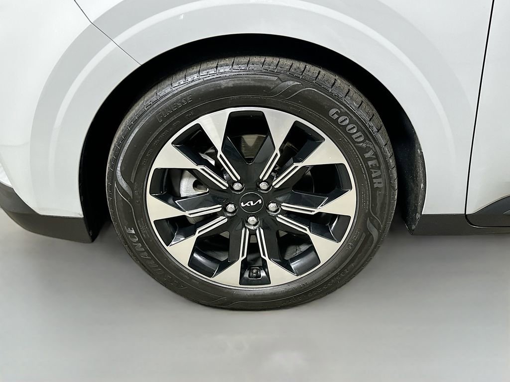 Used 2024 Kia Carnival EX FWD image 8