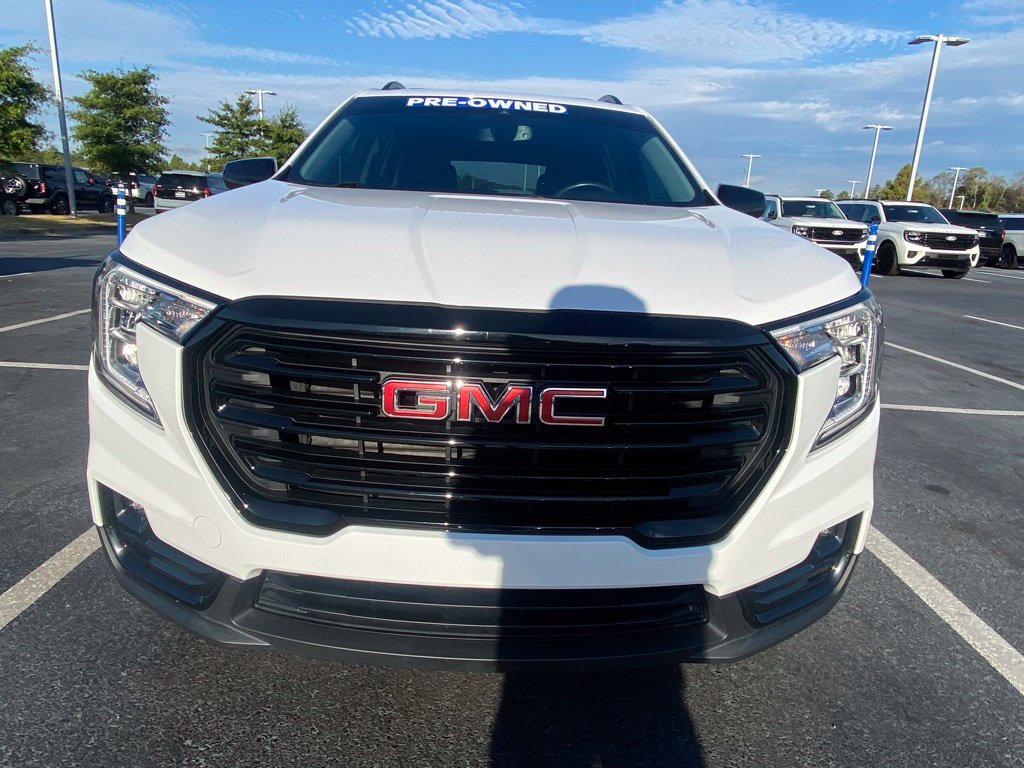 Used 2022 GMC Terrain SLT w/ Infotainment Package II FWD image 2