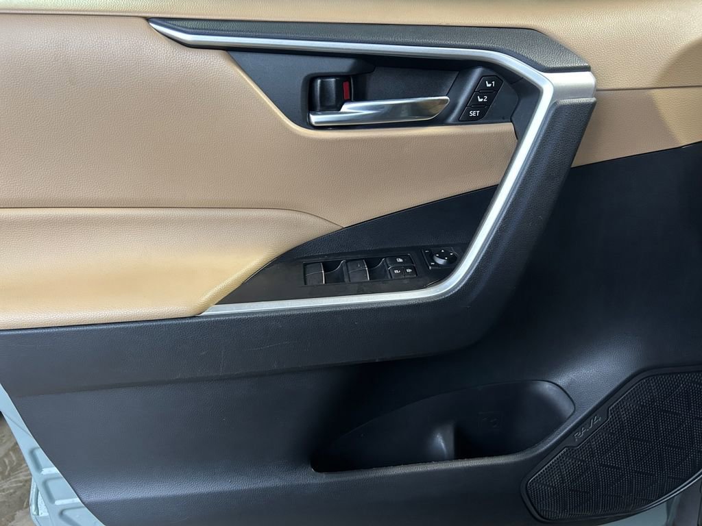 Used 2020 Toyota RAV4 XLE Premium image 23