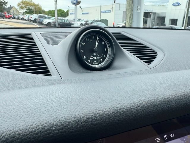 Used 2025 Porsche Macan AWD/4WD image 24