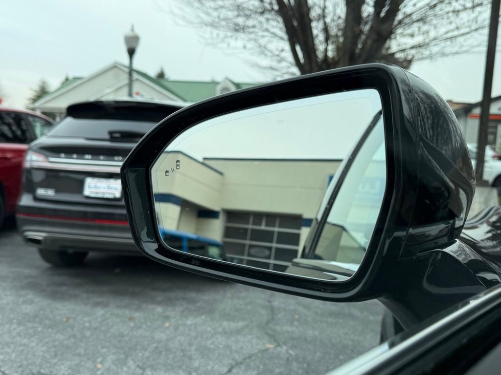 Used 2023 Lincoln Nautilus Reserve w/ Equipment Group 201A image 12