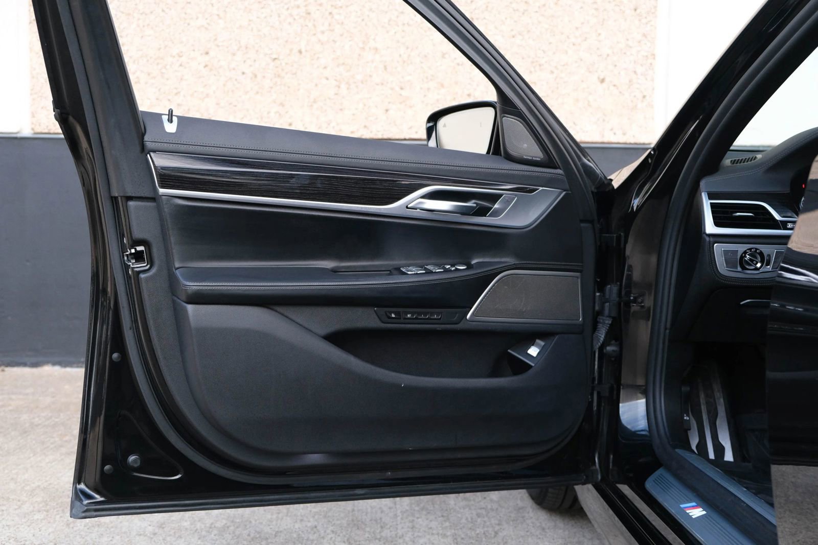 Used 2019 BMW 750i w/ M Sport Package image 16