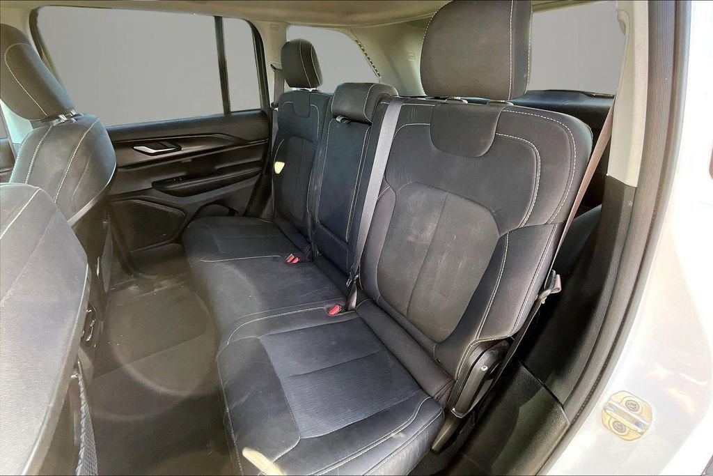Used 2023 Jeep Grand Cherokee Laredo AWD/4WD image 21