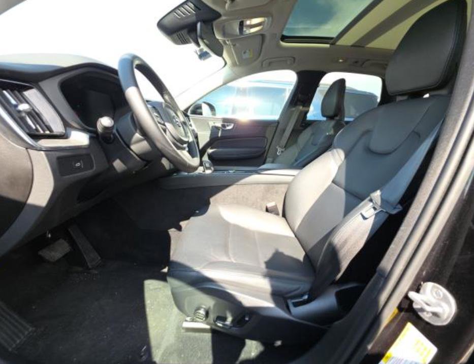 Used 2025 Volvo XC60 B5 Core AWD/4WD image 2