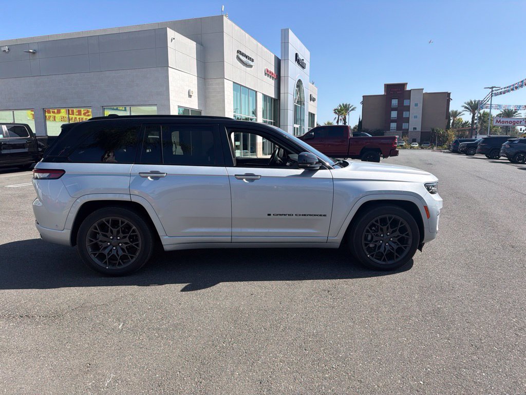 Used 2025 Jeep Grand Cherokee Summit w/ Obsidian Package AWD/4WD image 6