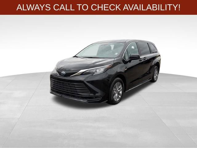 Used 2025 Toyota Sienna LE FWD image 3