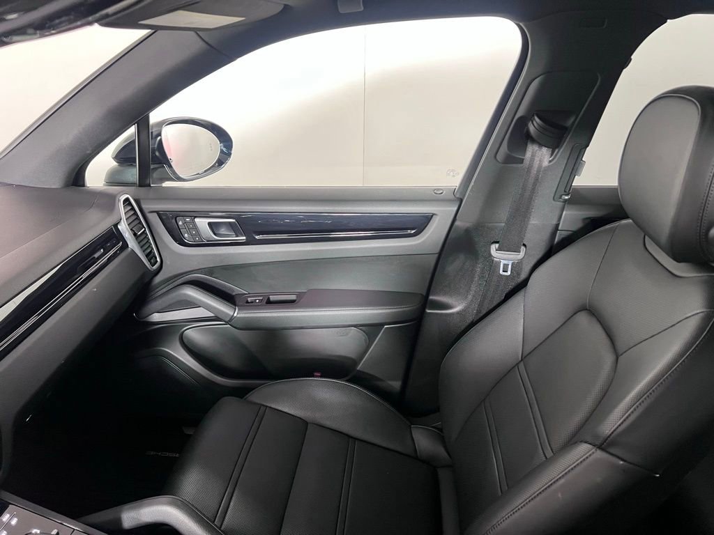 Certified 2023 Porsche Cayenne Platinum Edition image 23