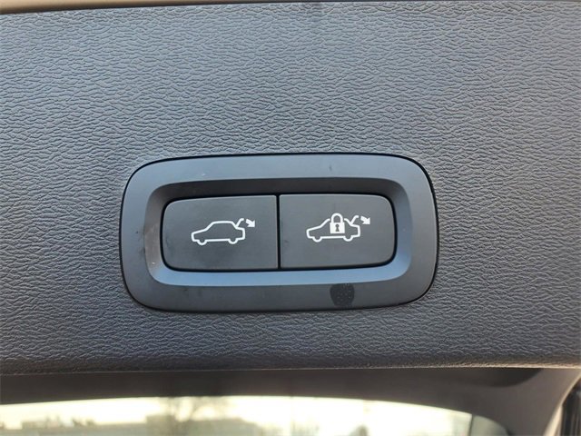 Certified 2025 Volvo XC40 B5 Core w/ Protection Package Premier image 37