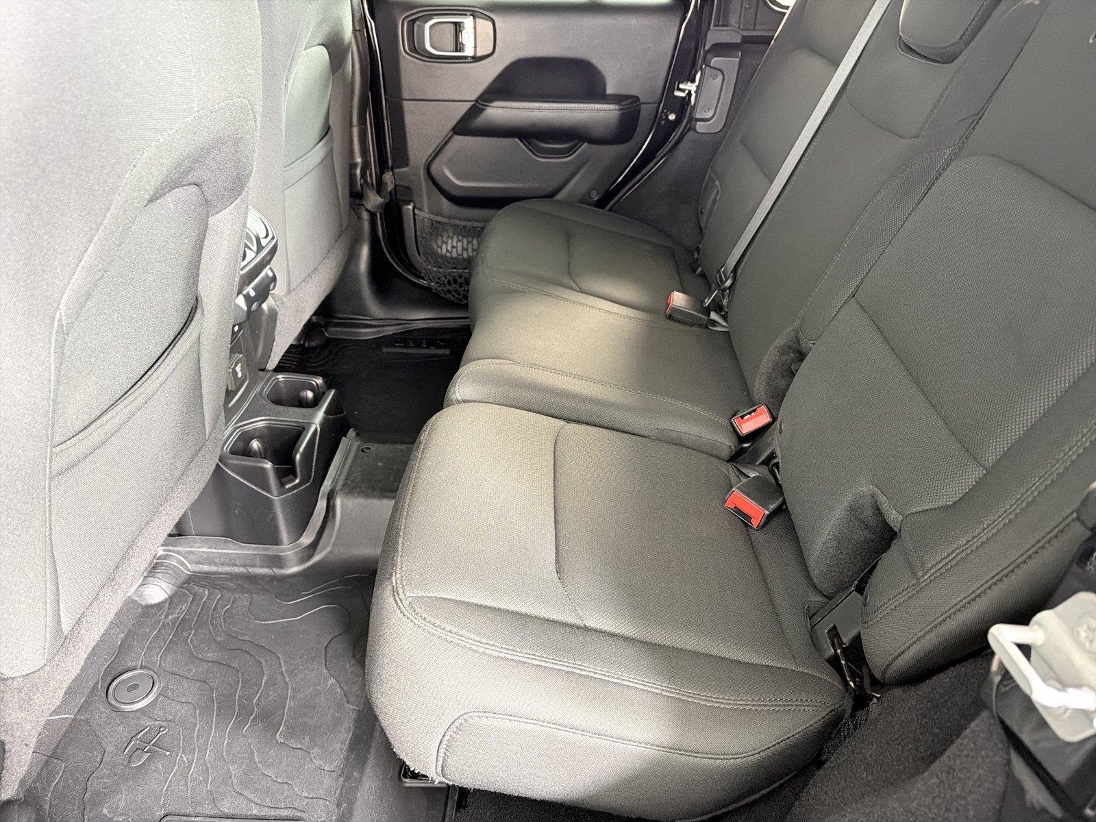 Used 2018 Jeep Wrangler Unlimited Sahara AWD/4WD image 18