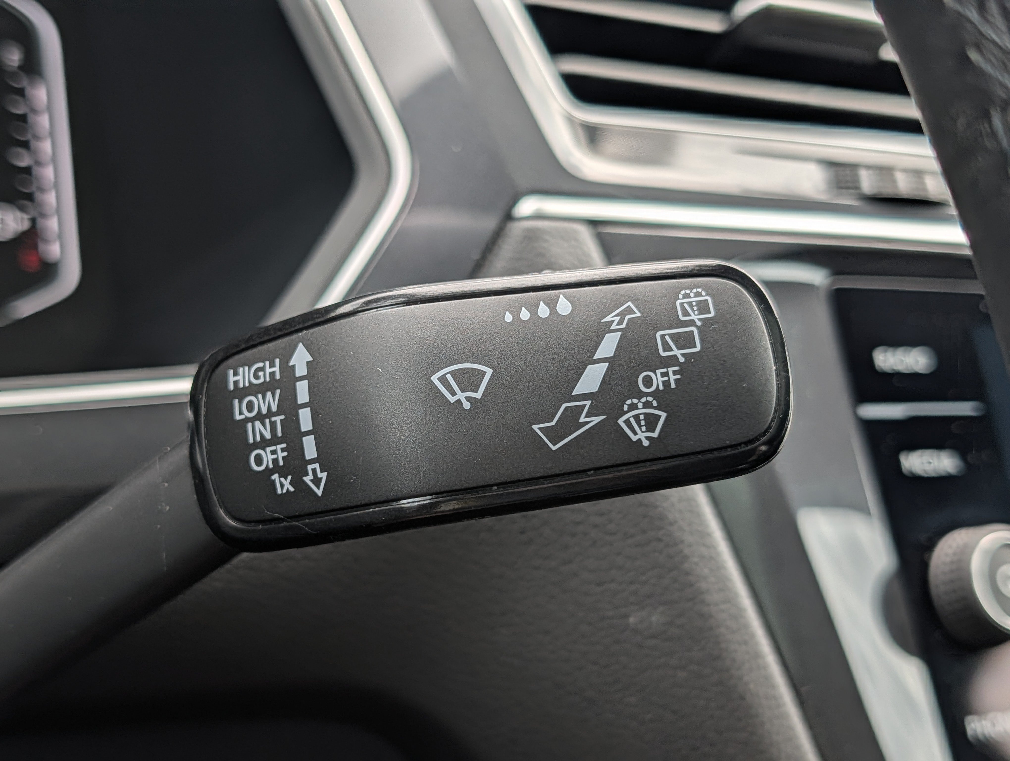 Certified 2023 Volkswagen Tiguan SEL R-Line AWD/4WD image 32