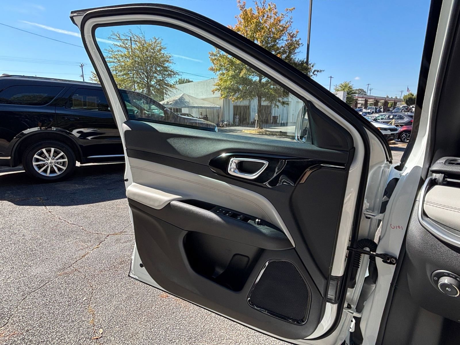 Used 2025 Jeep Compass Limited image 20