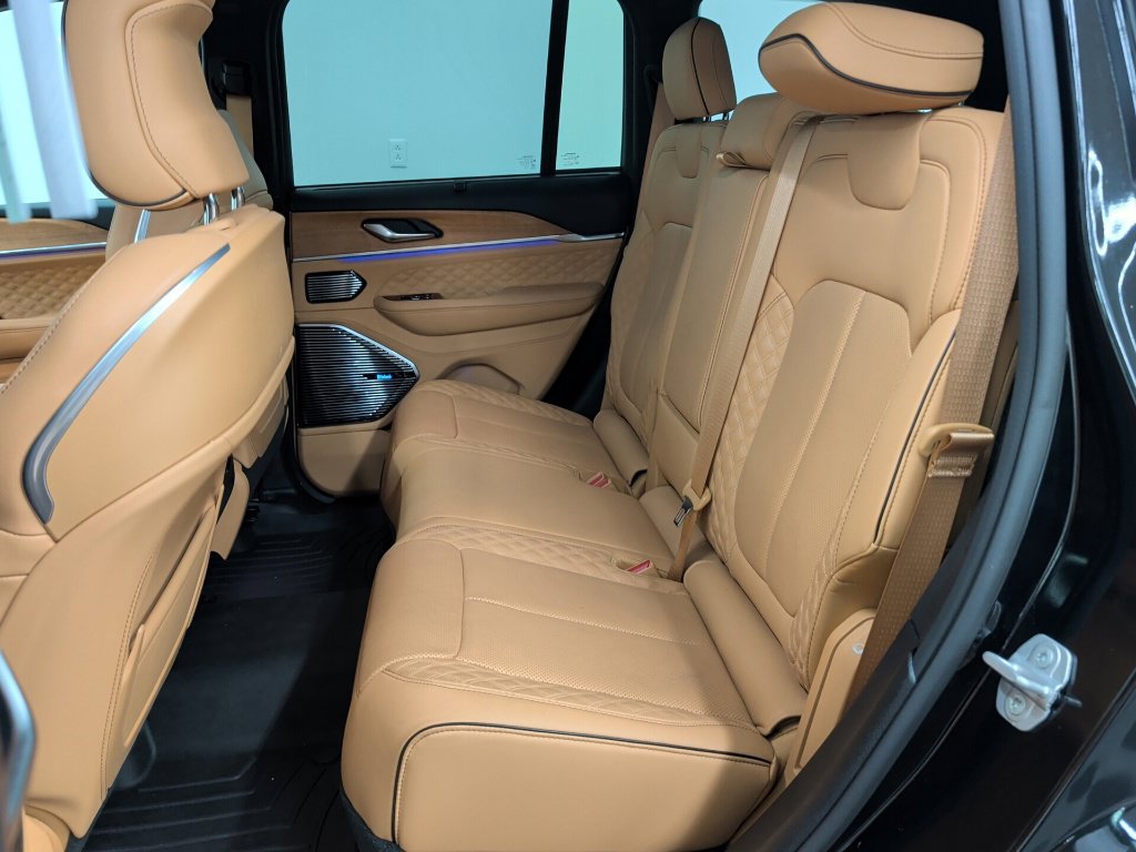 Used 2023 Jeep Grand Cherokee Summit AWD/4WD image 34