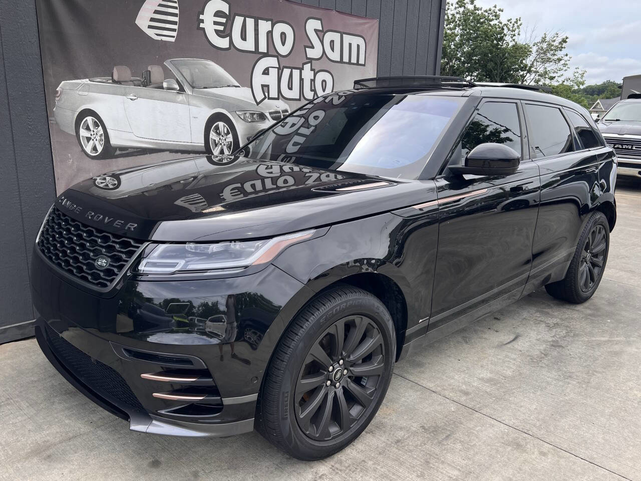 Used 2018 Land Rover Range Rover Velar R-Dynamic SE image 1