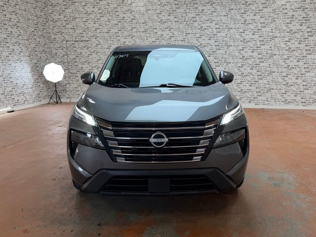 Used 2024 Nissan Rogue SV AWD/4WD image 2
