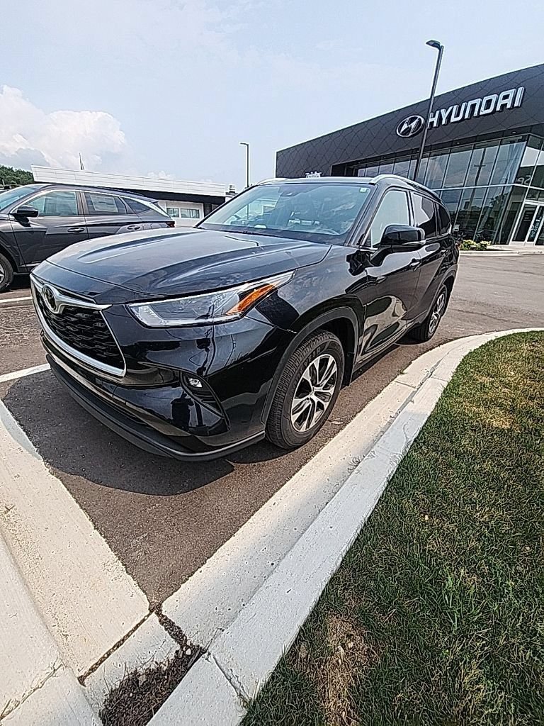 Used 2021 Toyota Highlander XLE AWD/4WD image 3