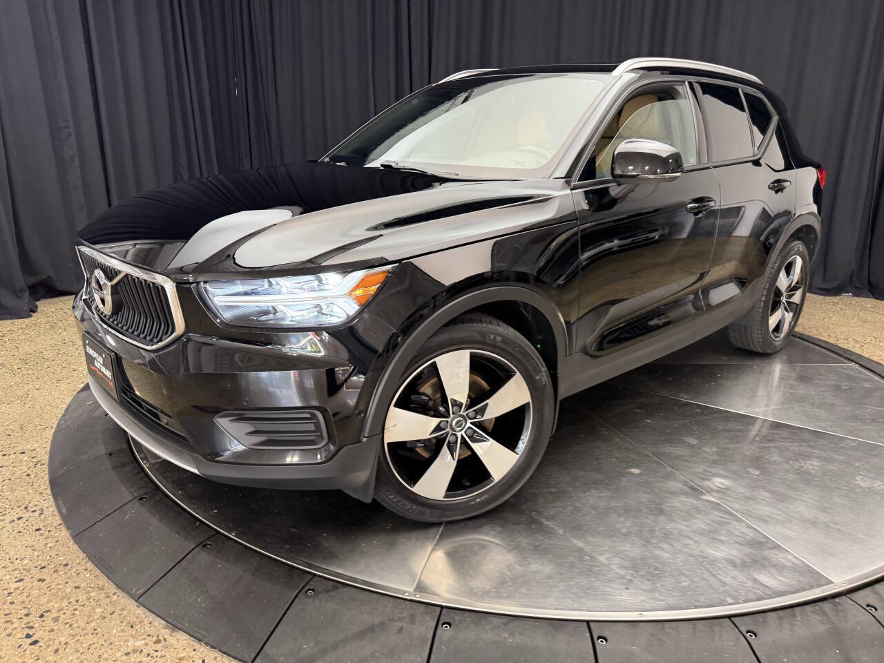 Used 2019 Volvo XC40 T5 Momentum image 2