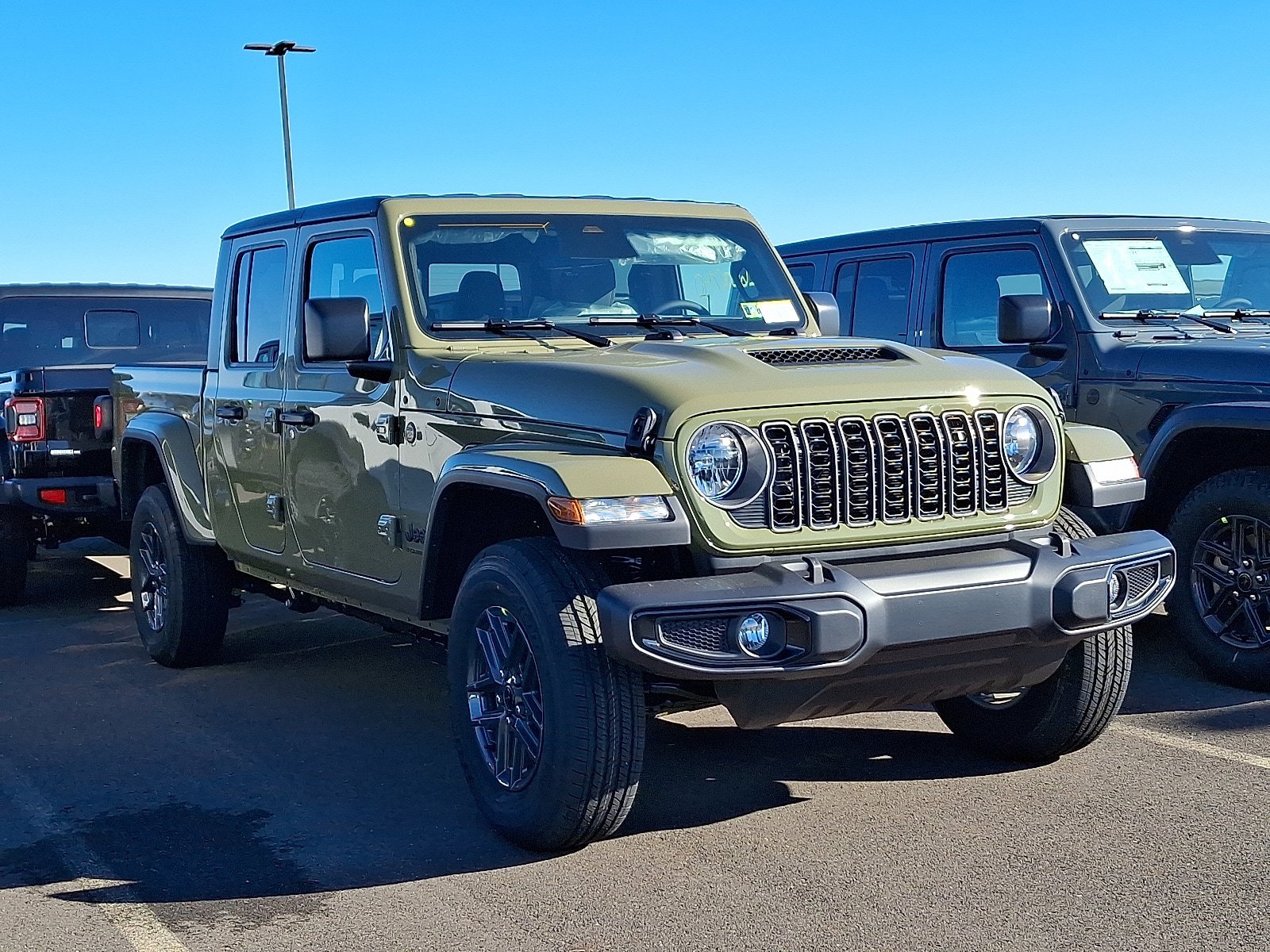 New 2026 Jeep Gladiator Sport AWD/4WD image 1