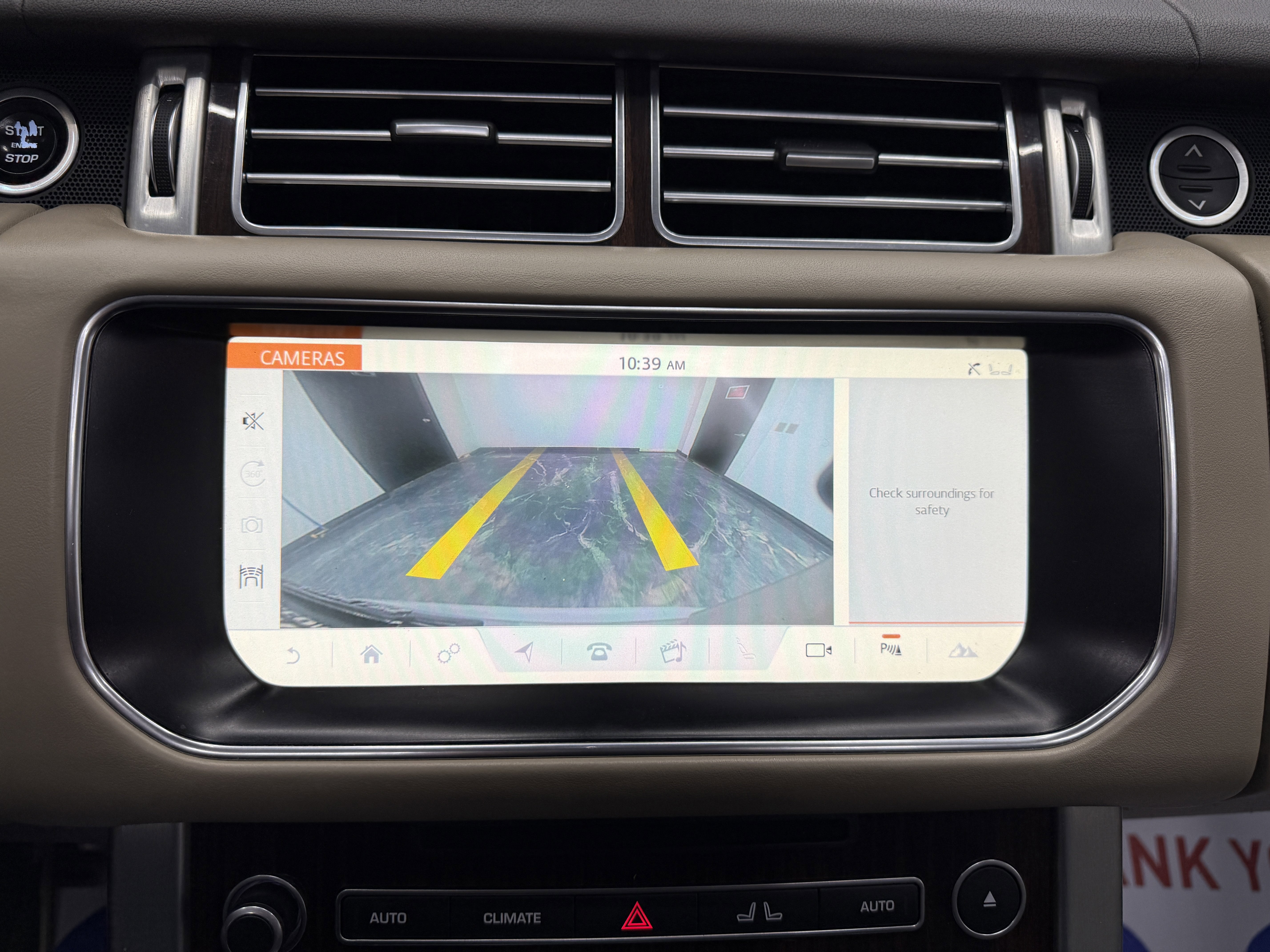 Used 2017 Land Rover Range Rover HSE image 18