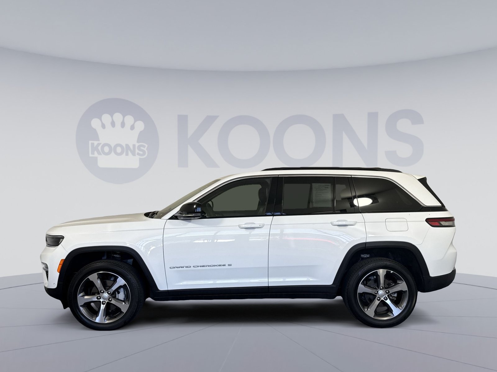 Used 2025 Jeep Grand Cherokee Limited w/ Luxury Tech Group II AWD/4WD image 2