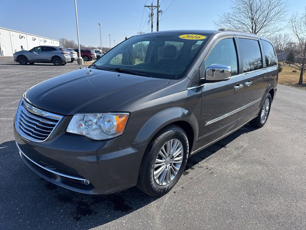 Used 2016 Chrysler Town & Country Touring-L w/ Driver Convenience Group image 3