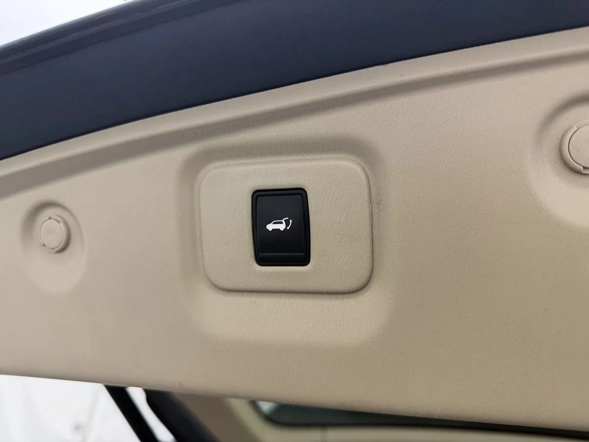 Used 2016 Nissan Pathfinder Platinum w/ Family Entertainment Package FWD image 32