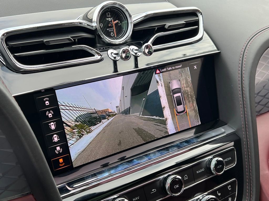 Certified 2023 Bentley Bentayga Extended Wheelbase AWD/4WD image 31